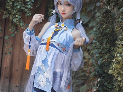 唯美清新美少女南桃Momoko洛天依花语嫣然Cosplay 气质妹子银发淡蓝薄衣灰色短丝袜写真图